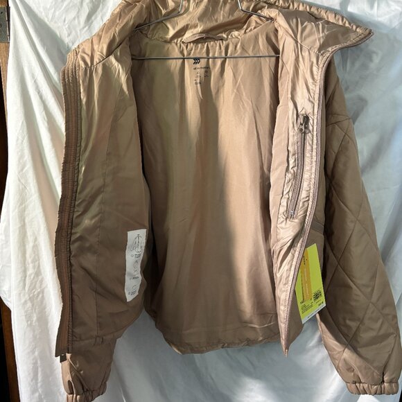 NWT, Beautiful Women's Lightweight Packable Jacket. Size Medium - Picture 4 of 7